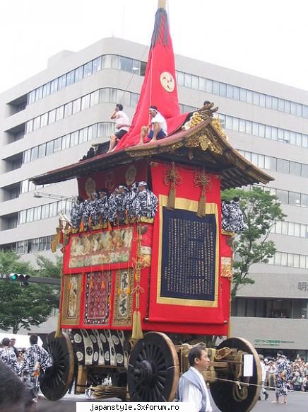 gion matsuri(17 iulie) e unul din cele mai importante japoneze din kyoto.este faimos pentru cele 32